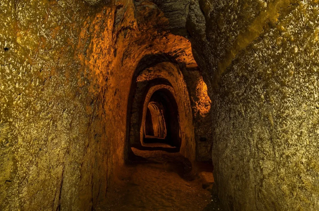 Storia e significato dei tunnel di Cu Chi: comprendere l'eredità sotterranea della guerra del Vietnam.